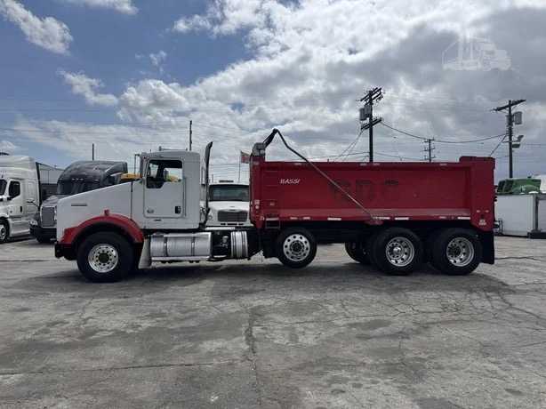 2015 Kenworth T800 Dump Truck — photo 2
