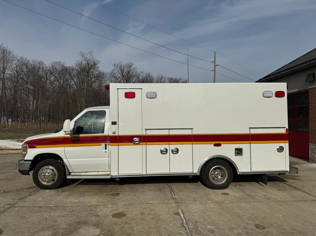 2009 Braun Ford Type III Ambulance - image 4