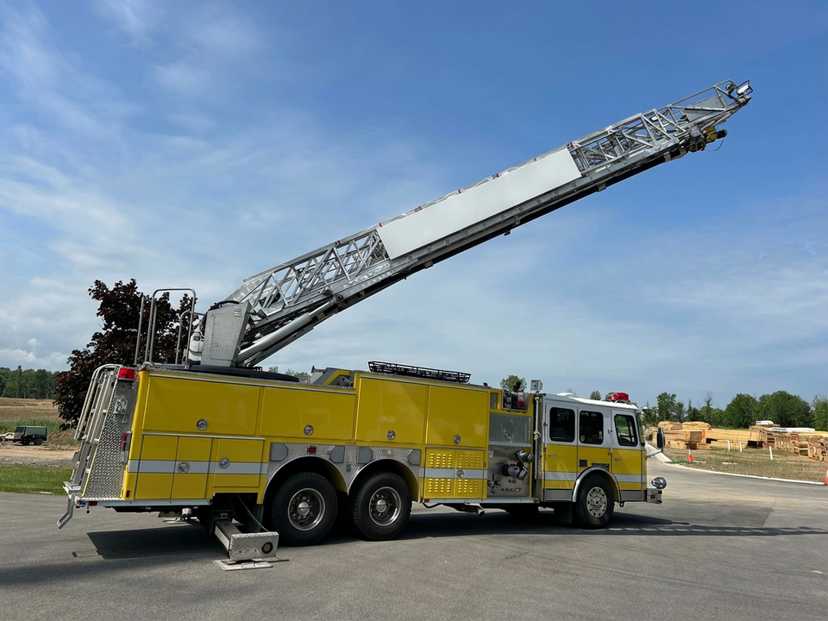 1995 E-One 80' Quint — photo 2