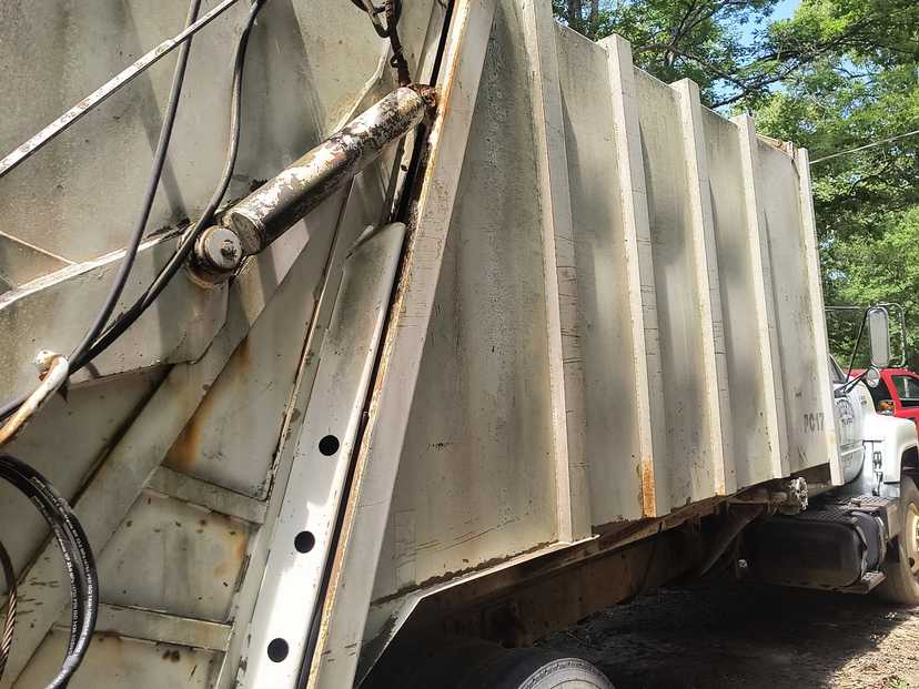 1993 GMC Leach Rear Loader — photo 3