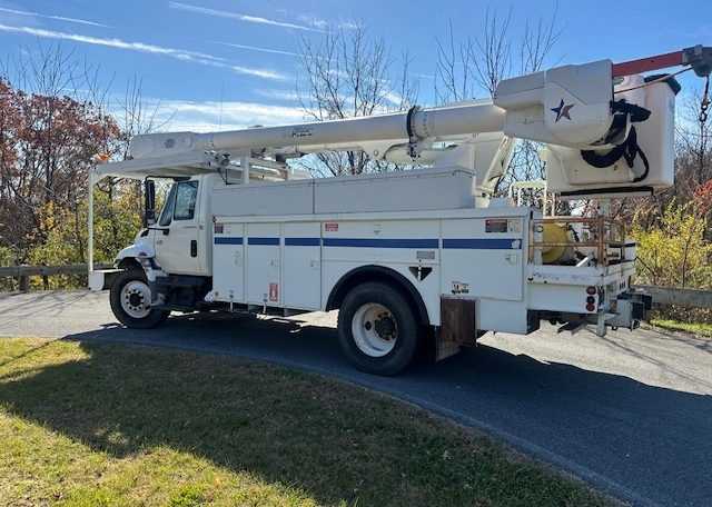 2006 International 4300 Bucket Truck w/Altec AM55 Boom — photo 7