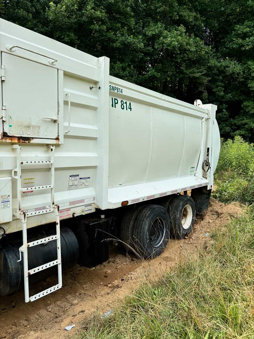 2010 Mack McNeilus Automated Side Loader — photo 2