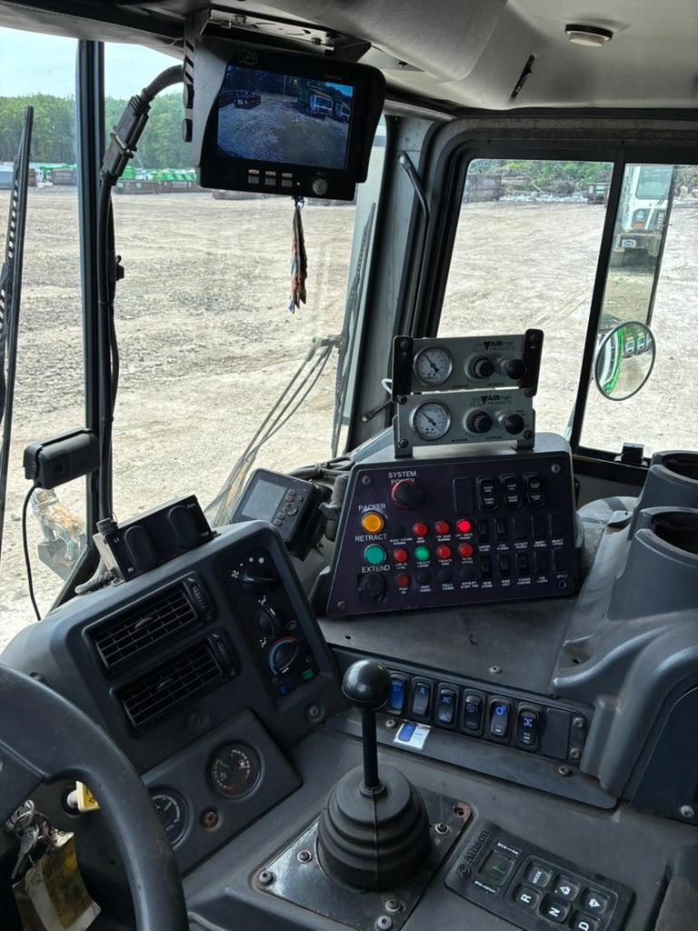 2017 Mack Heil Front Loader - image 15