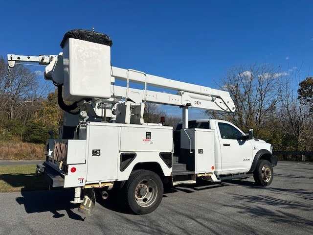 2020 Ram 5500 4x4 Bucket Truck w/ ETI ETOMH40-IH Boom (45 ft) — photo 5