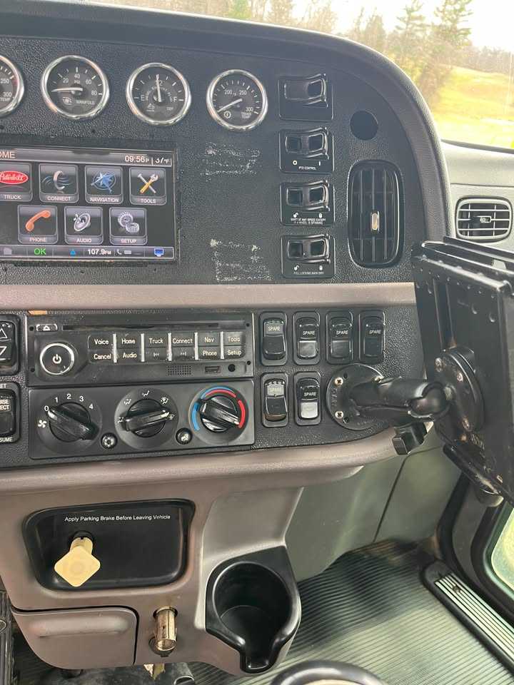 2013 Peterbilt Galbreath Roll-Off — photo 7