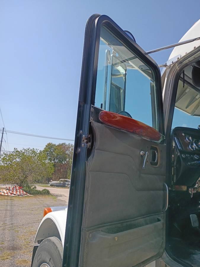 2006 Peterbilt 379 - image 9