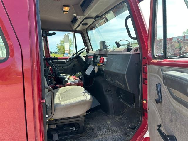 2001 International 4900 Heavy Rescue - image 8
