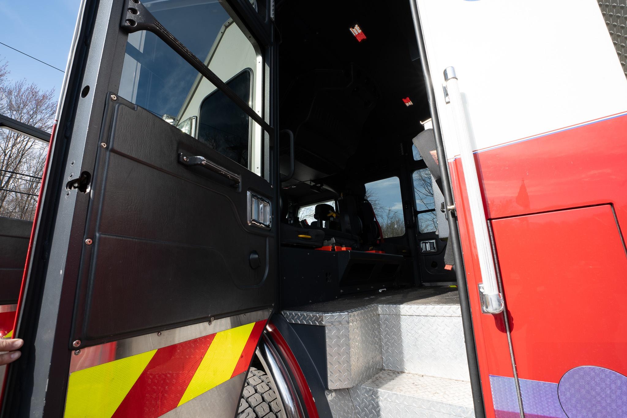 2009 KME Predator 4x4 Heavy Rescue - image 82