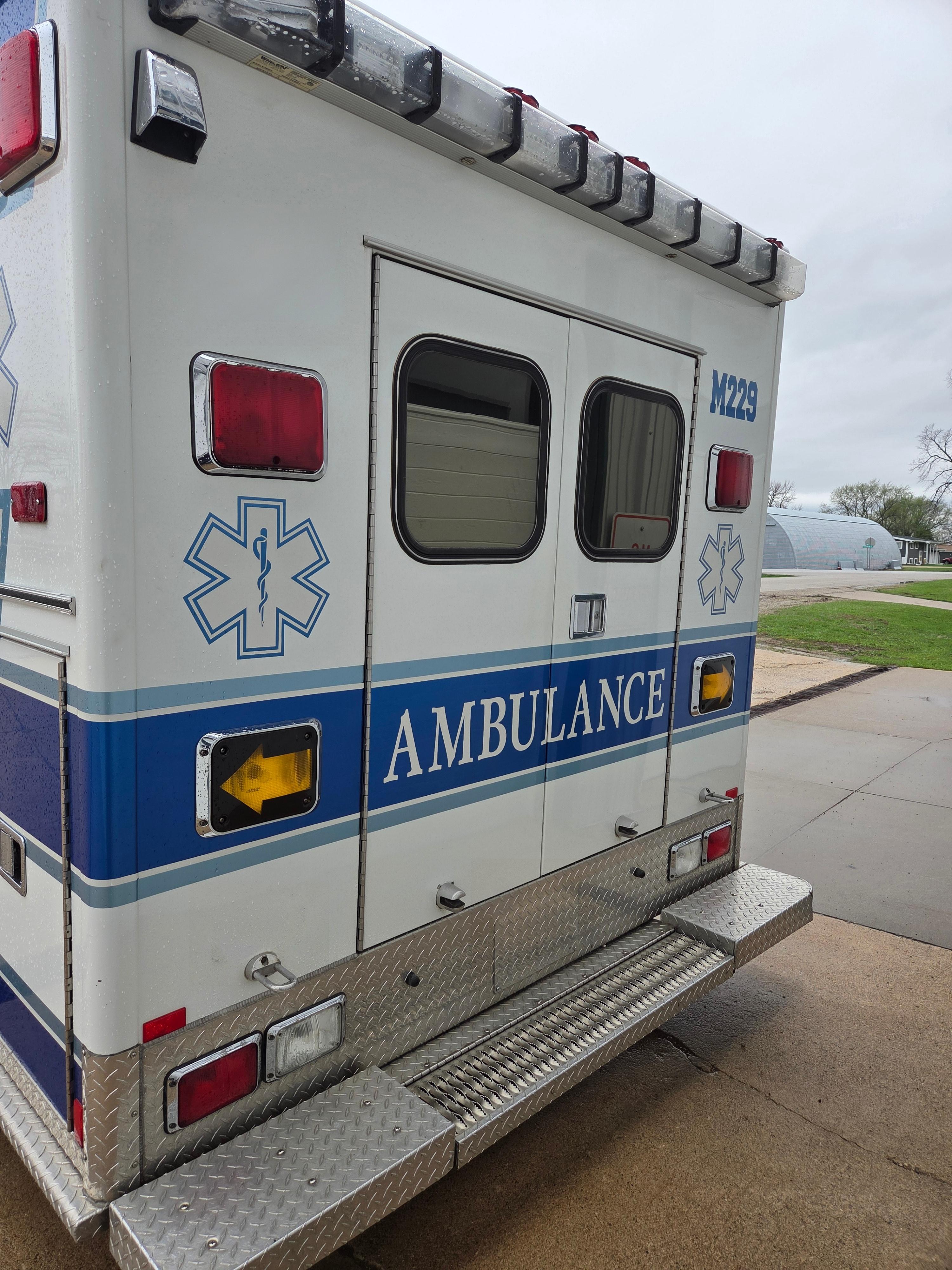 1999 MedTec Ford Type III Ambulance - image 3