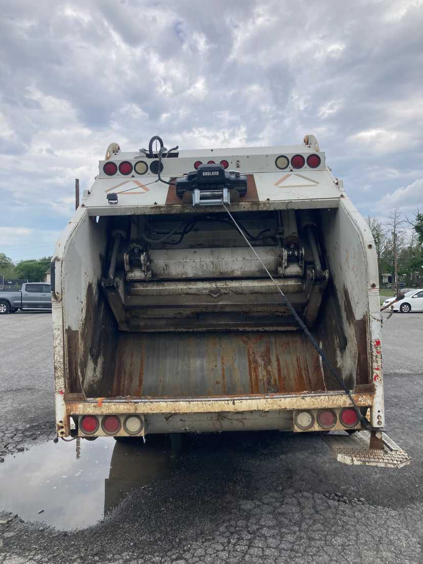 2004 Peterbilt Loadmaster Rear Loader — photo 3