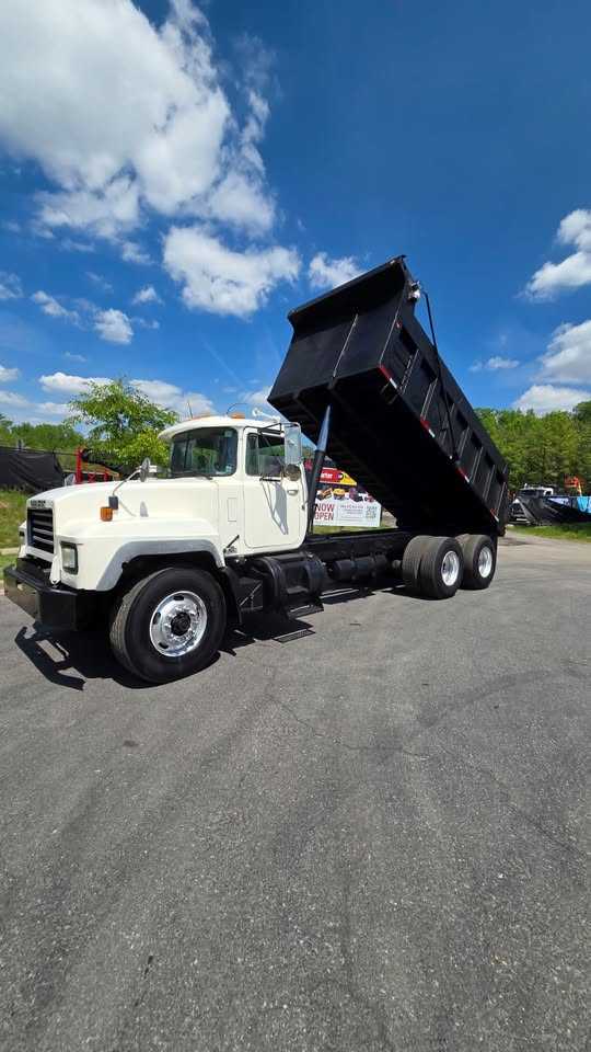 2002 Mack RD688s