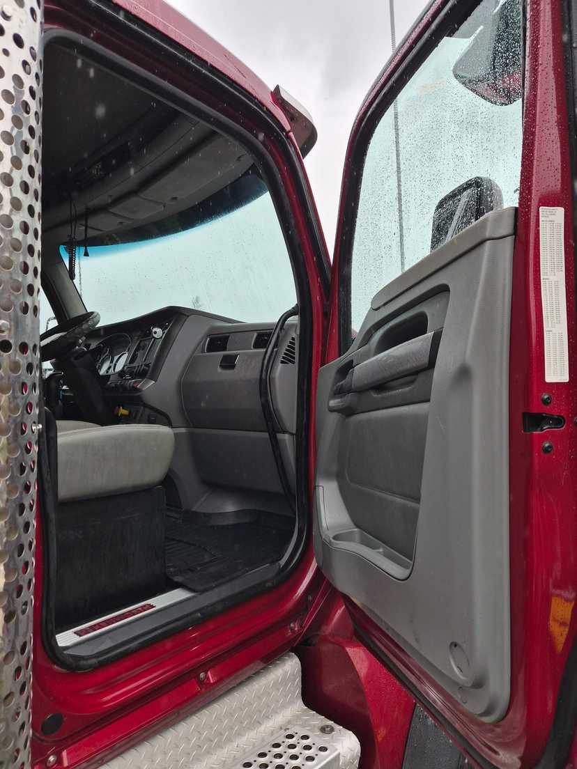 2016 Kenworth T880 Dump Truck — photo 4