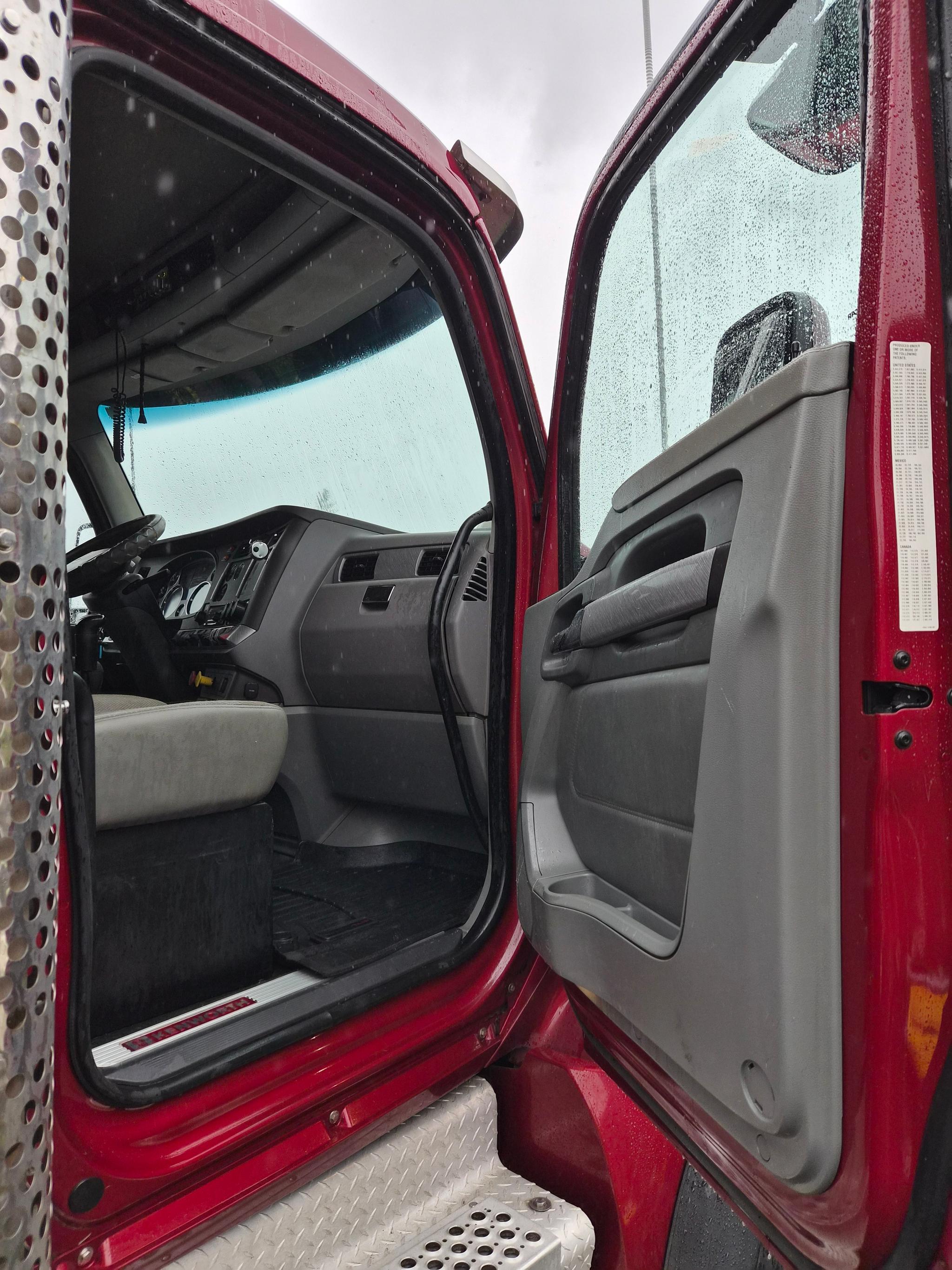 2016 Kenworth T880 Dump Truck - image 4