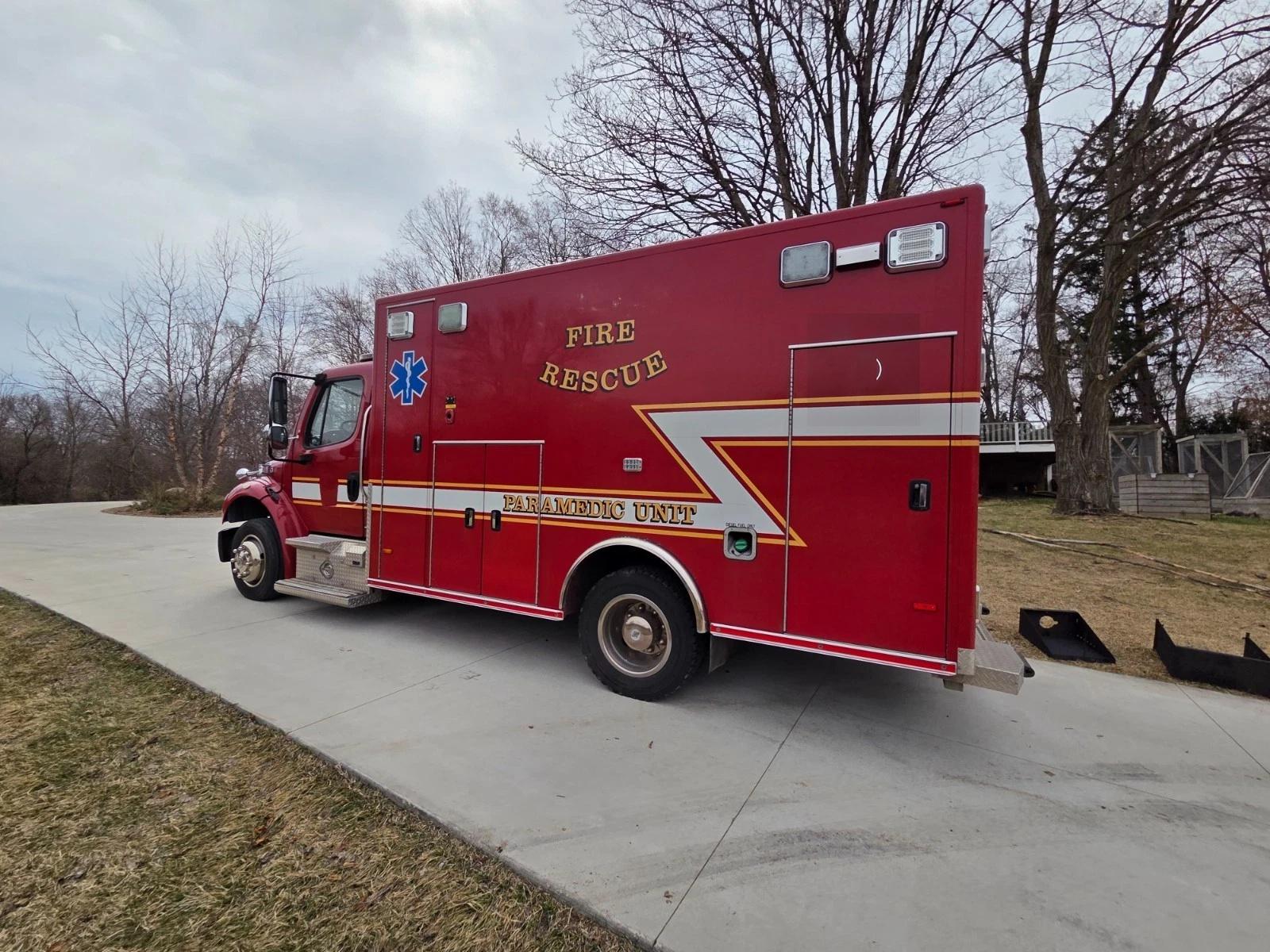 2016 PL-Custom Freightliner Type I Ambulance - image 3