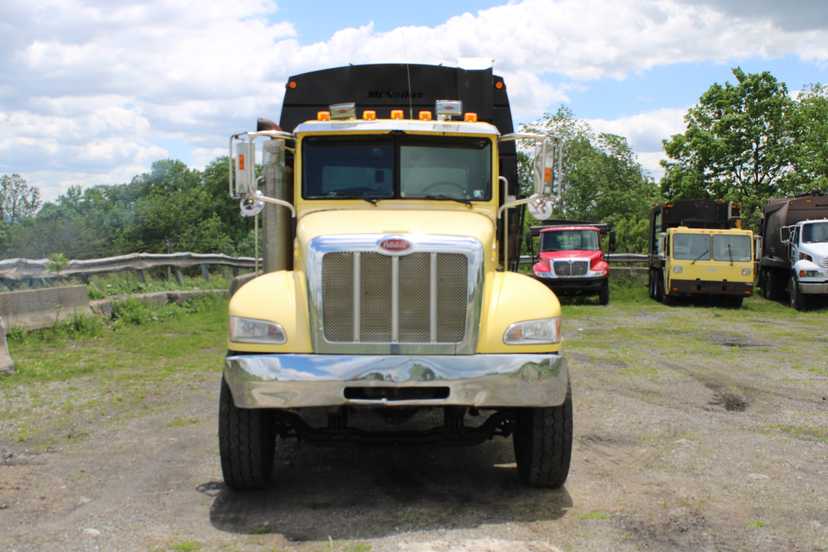 2008 Peterbilt McNeilus Rear Loader — photo 2