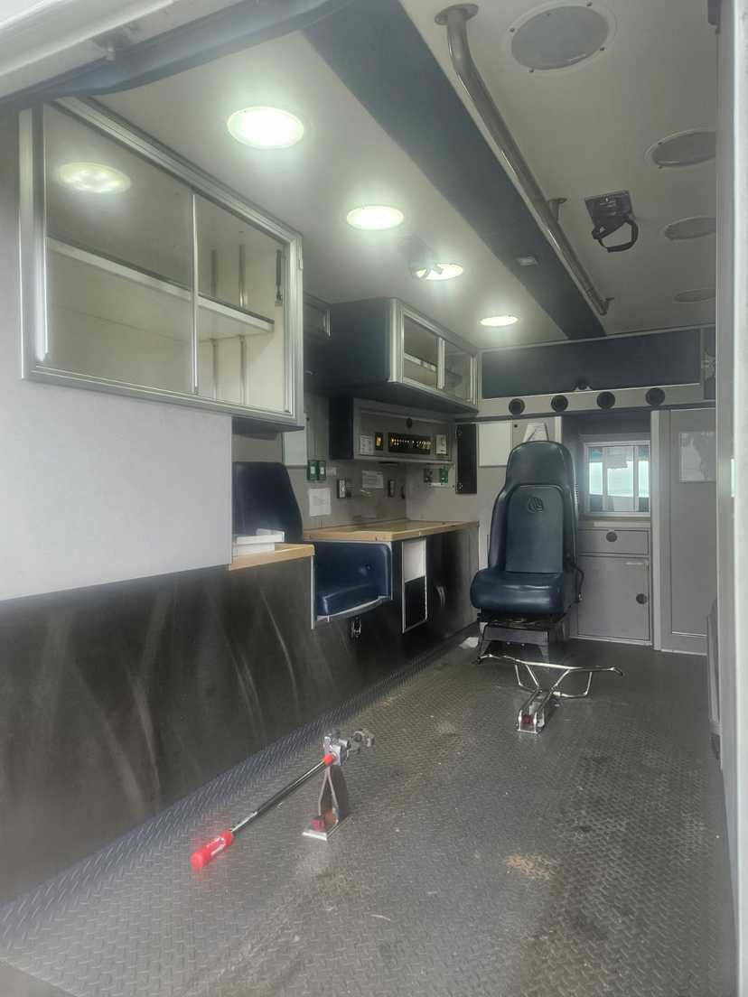 2013 Chevrolet G4500 Type III Ambulance — photo 3
