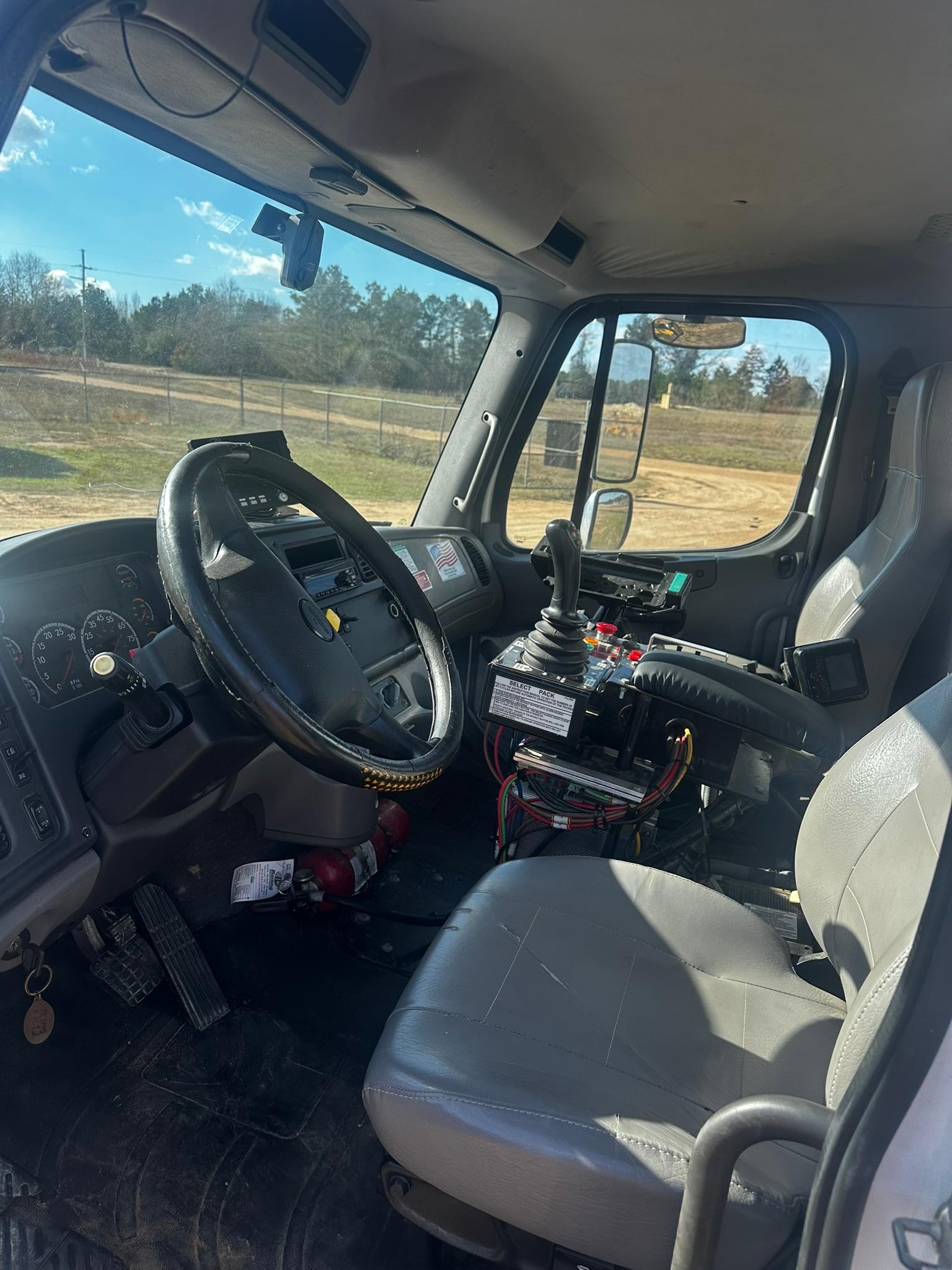 2018 Freightliner Heil Side Loader - image 8