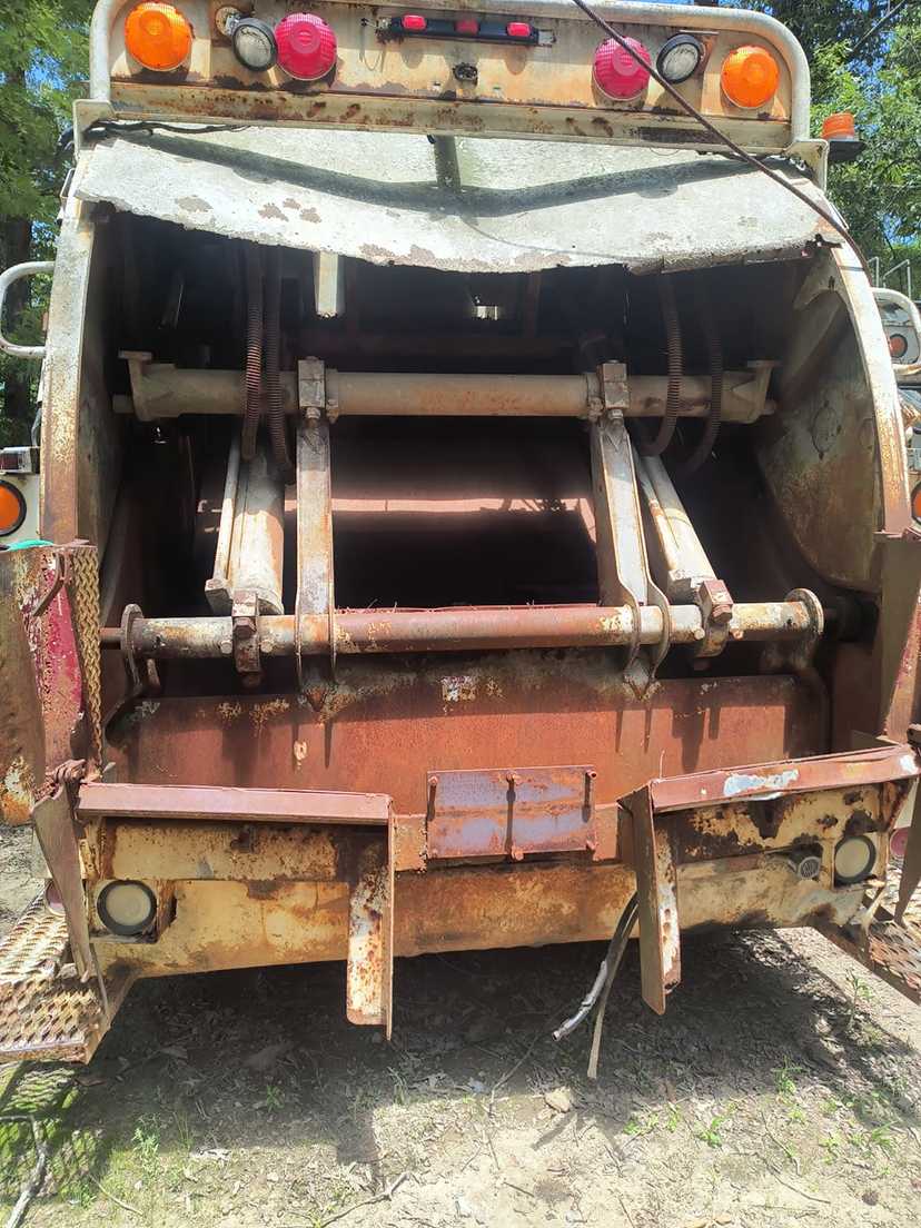 1993 GMC Leach Rear Loader — photo 4