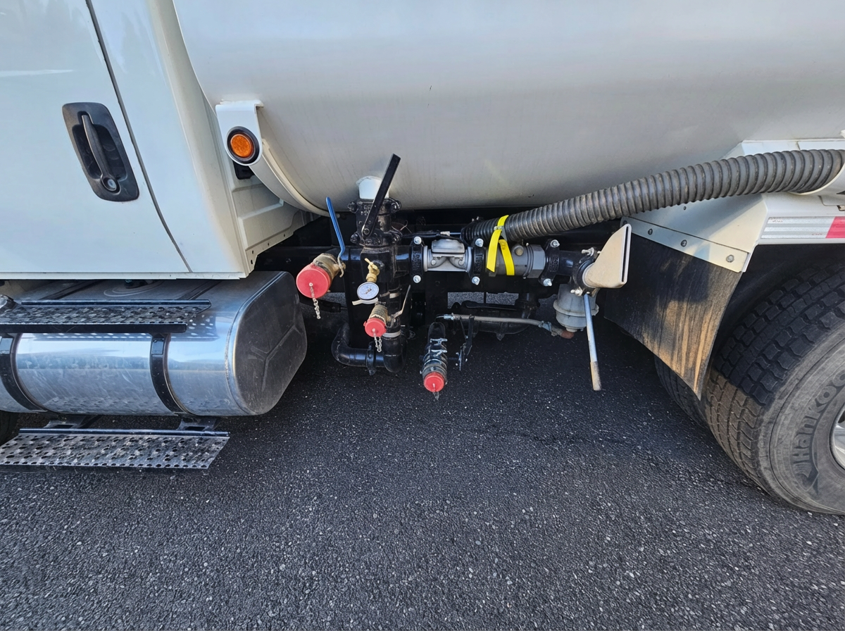 2015 International 4300 Tanker - image 6