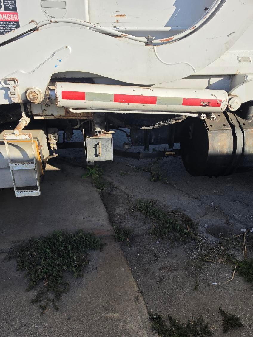 2009 Peterbilt New Way Front Loader - image 5