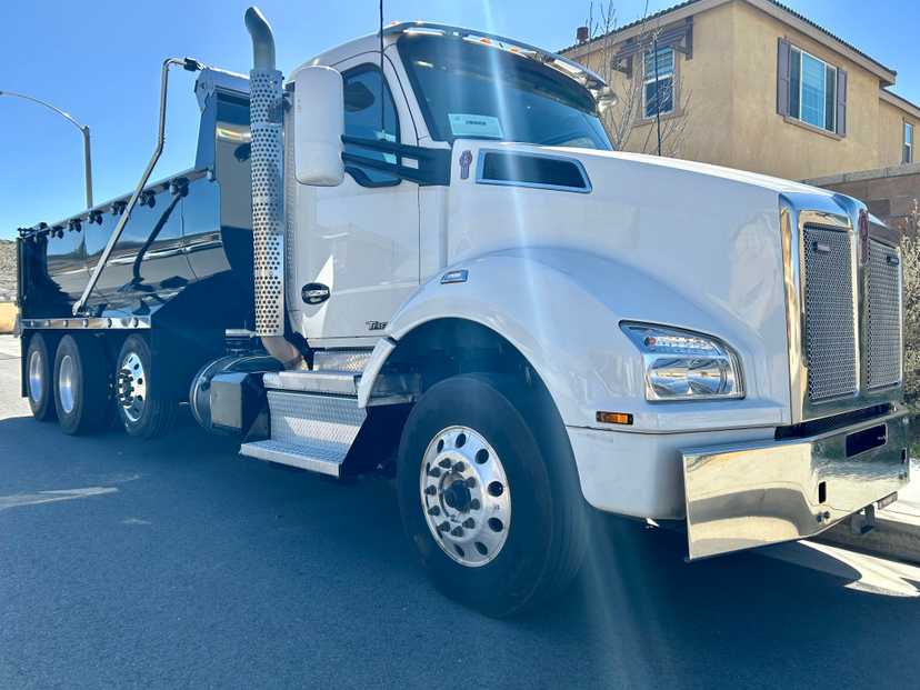 2020 Kenworth T880 Dump Truck — photo 2