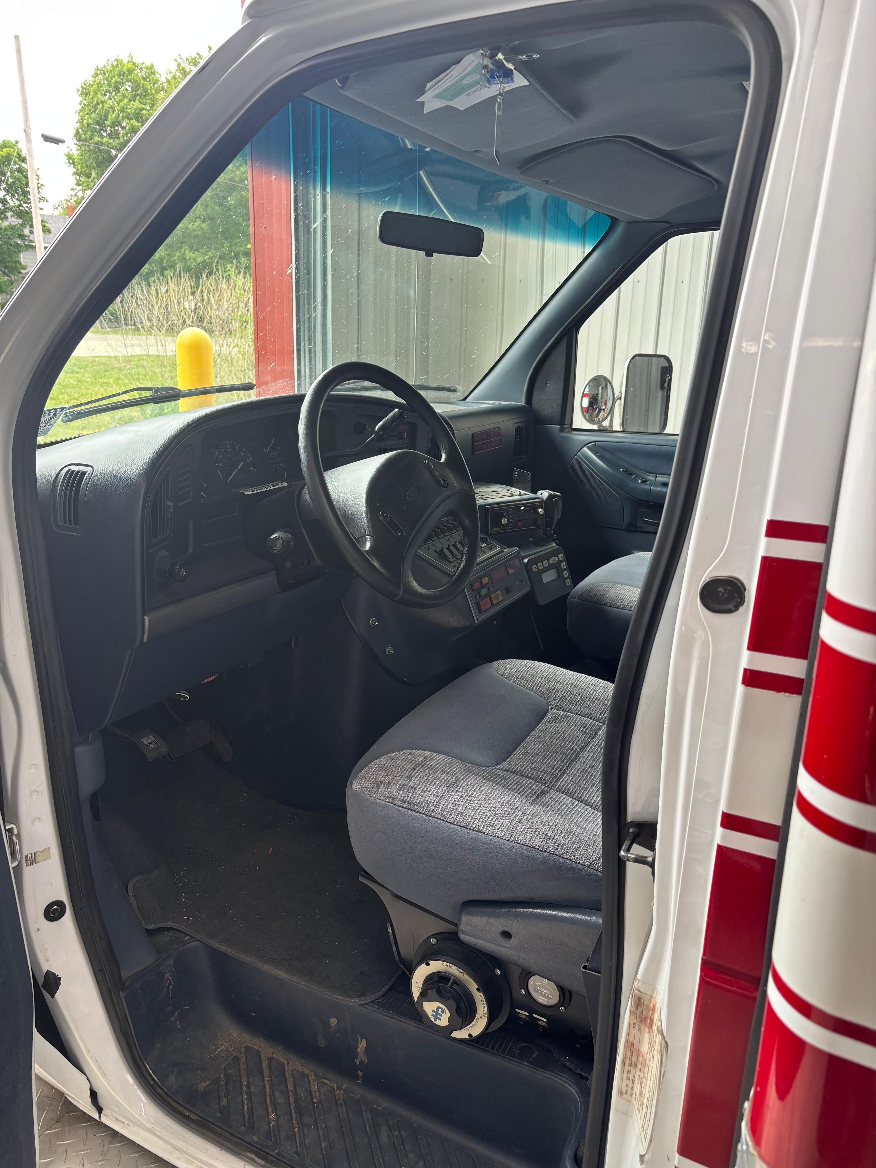 1996 MedTec Ford Type III Ambulance - image 13