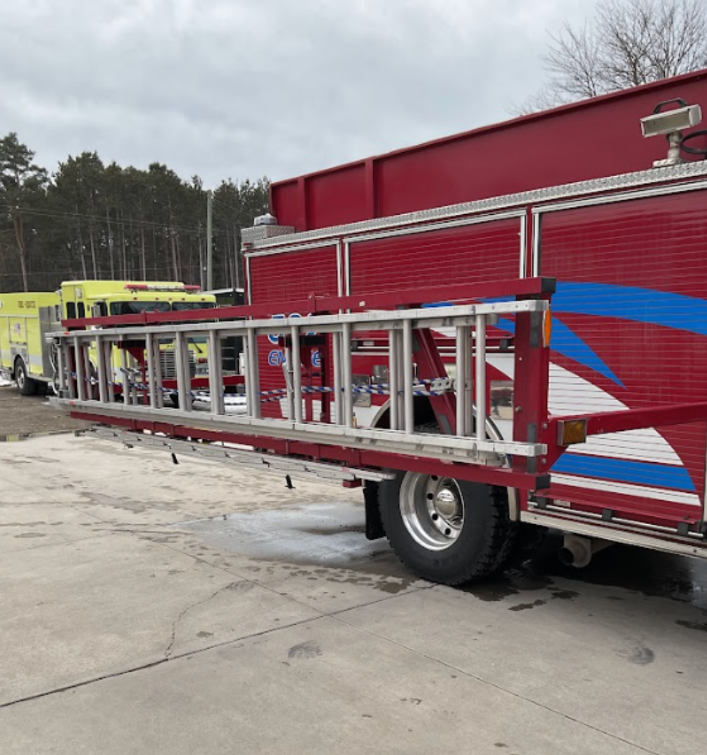 2003 Pierce Tilt Cab Pumper - image 10