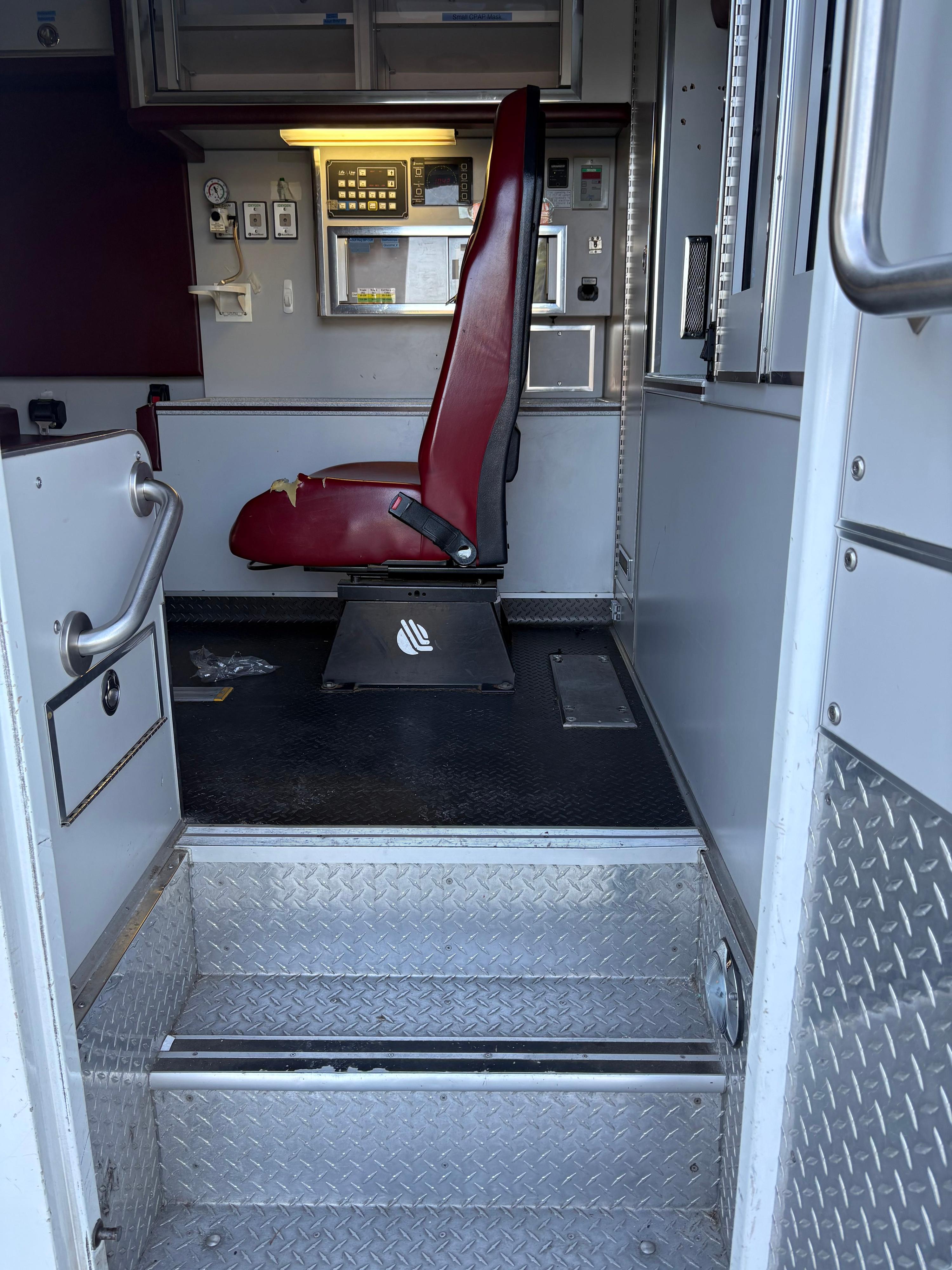 2016 LifeLine Dodge 4x4 Type I Ambulance - image 16