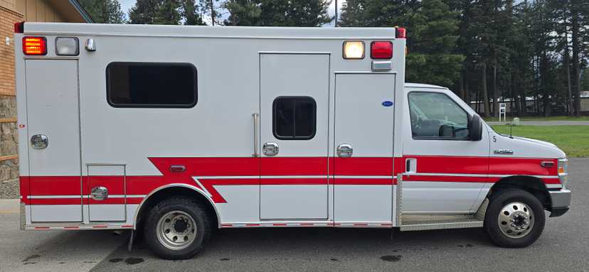 2015 Braun Ford Type III Ambulance — photo 6