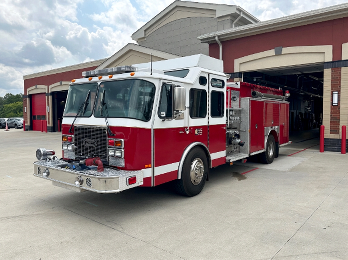 2000 E-One Cyclone Pumper - image 1