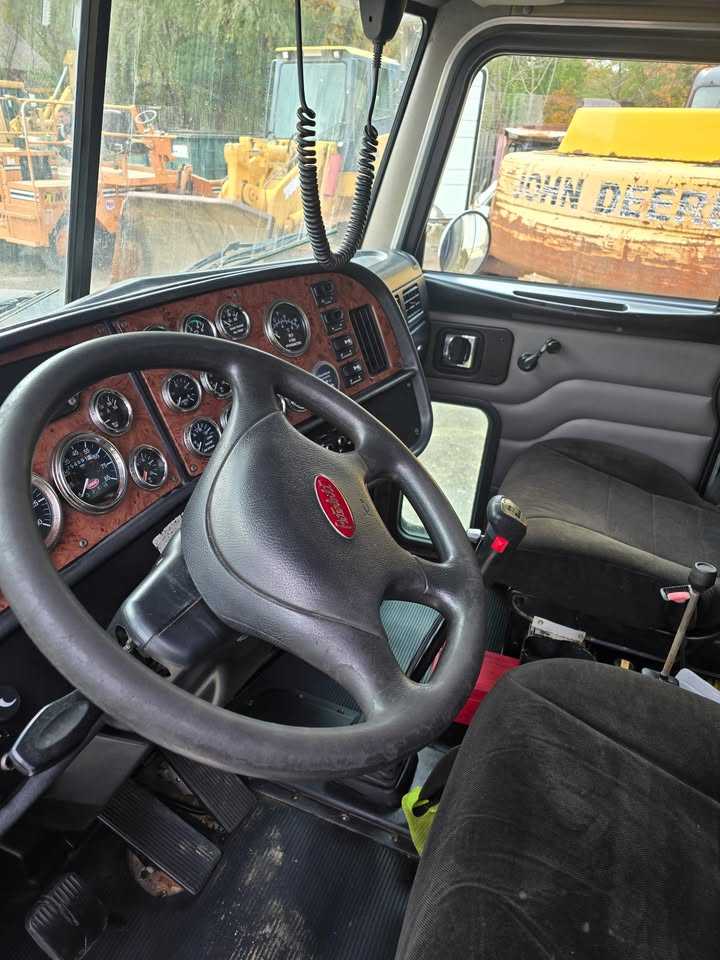 2005 Peterbilt 379 Dump Truck — photo 6