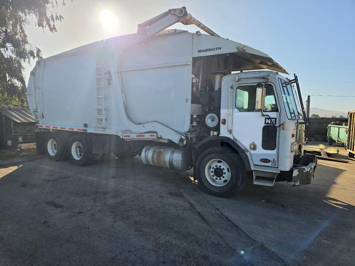 2009 Peterbilt New Way Front Loader - image 3