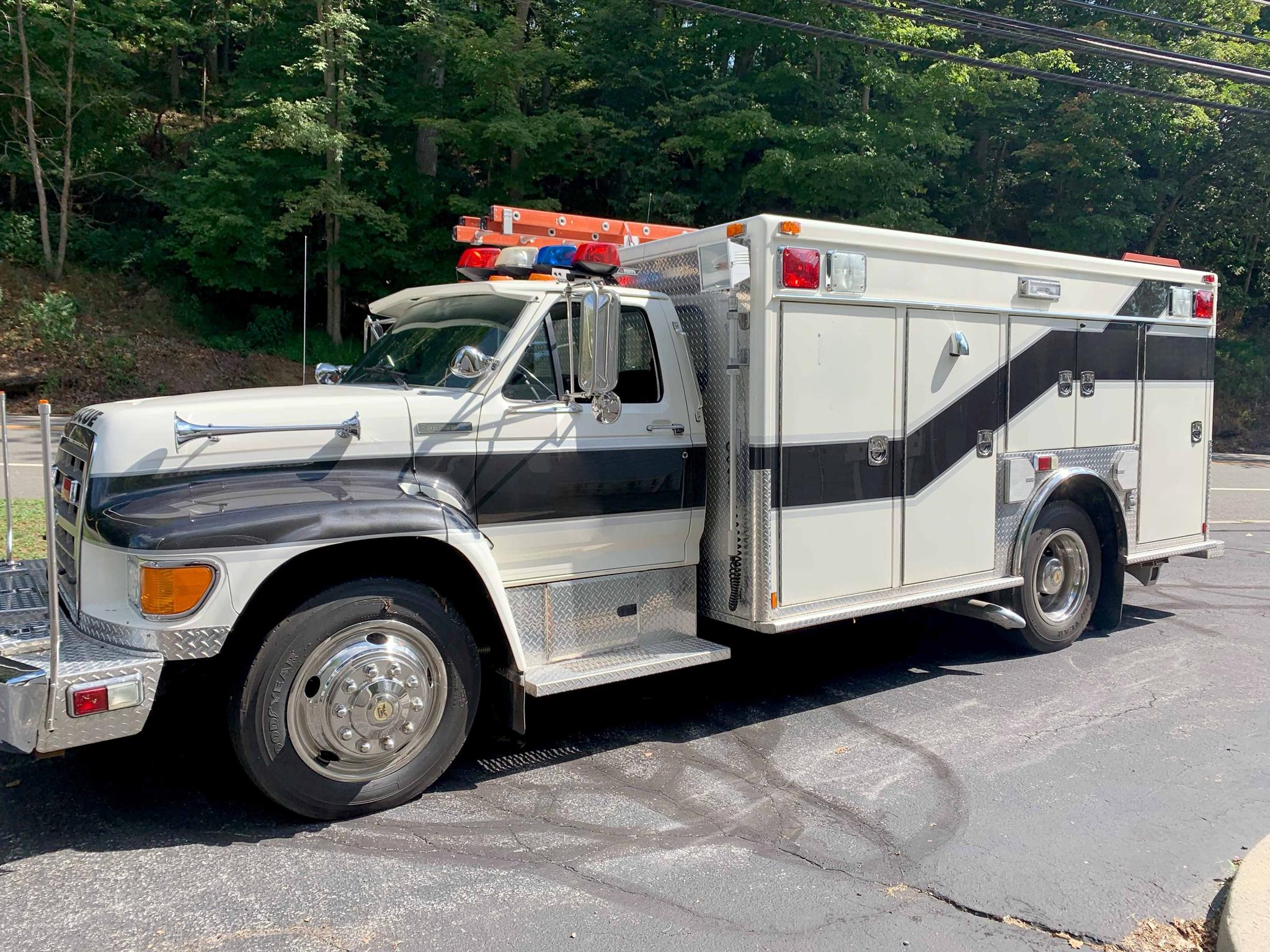 1996 Ford F600 Light Rescue - image 2
