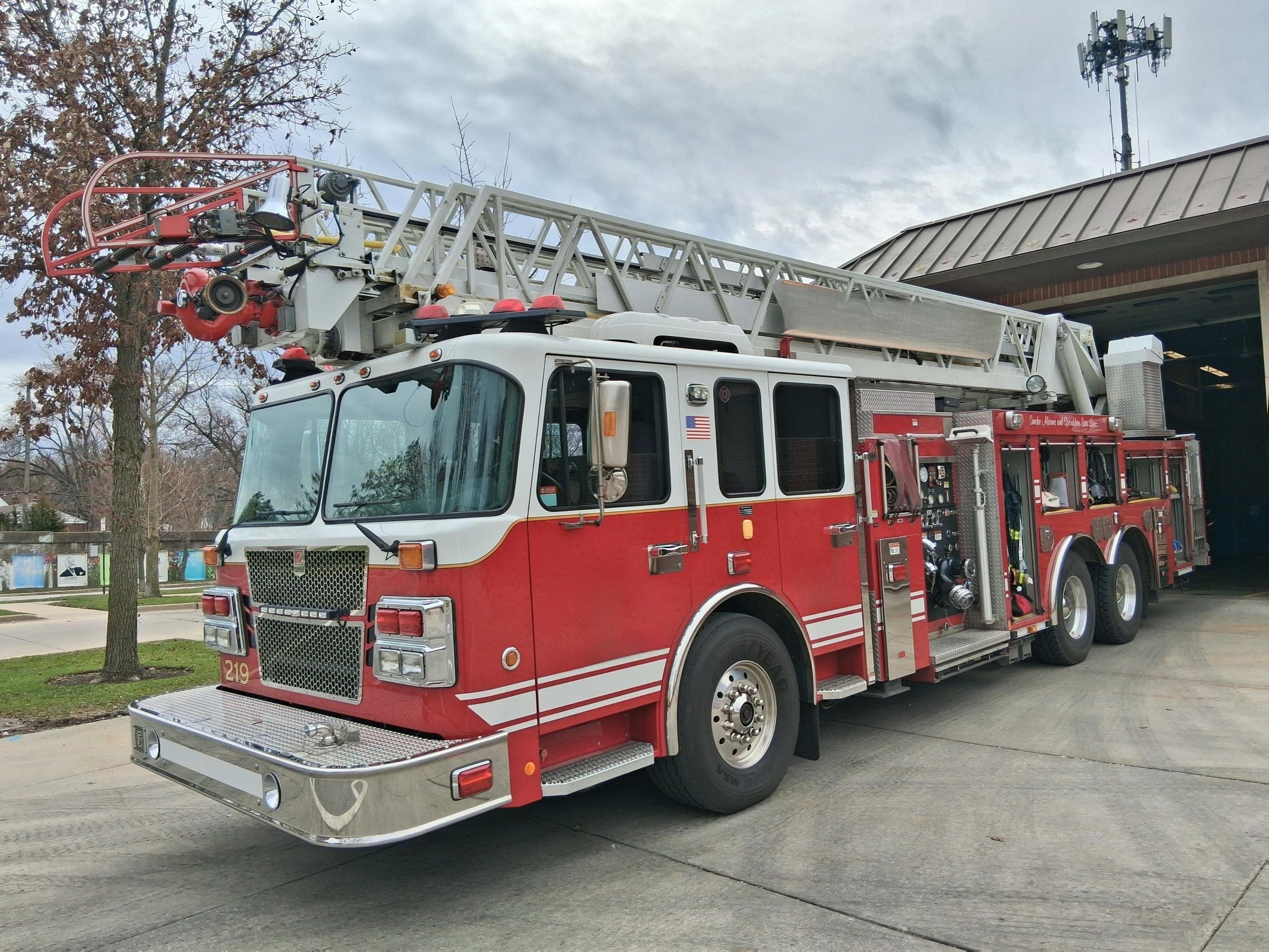 2013 Spartan Sirius MFD 105' Quint - image 8