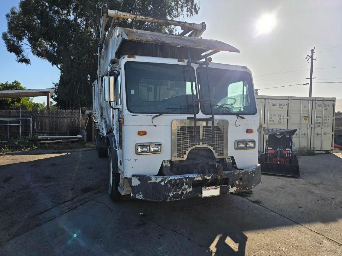 2009 Peterbilt New Way Front Loader - image 2