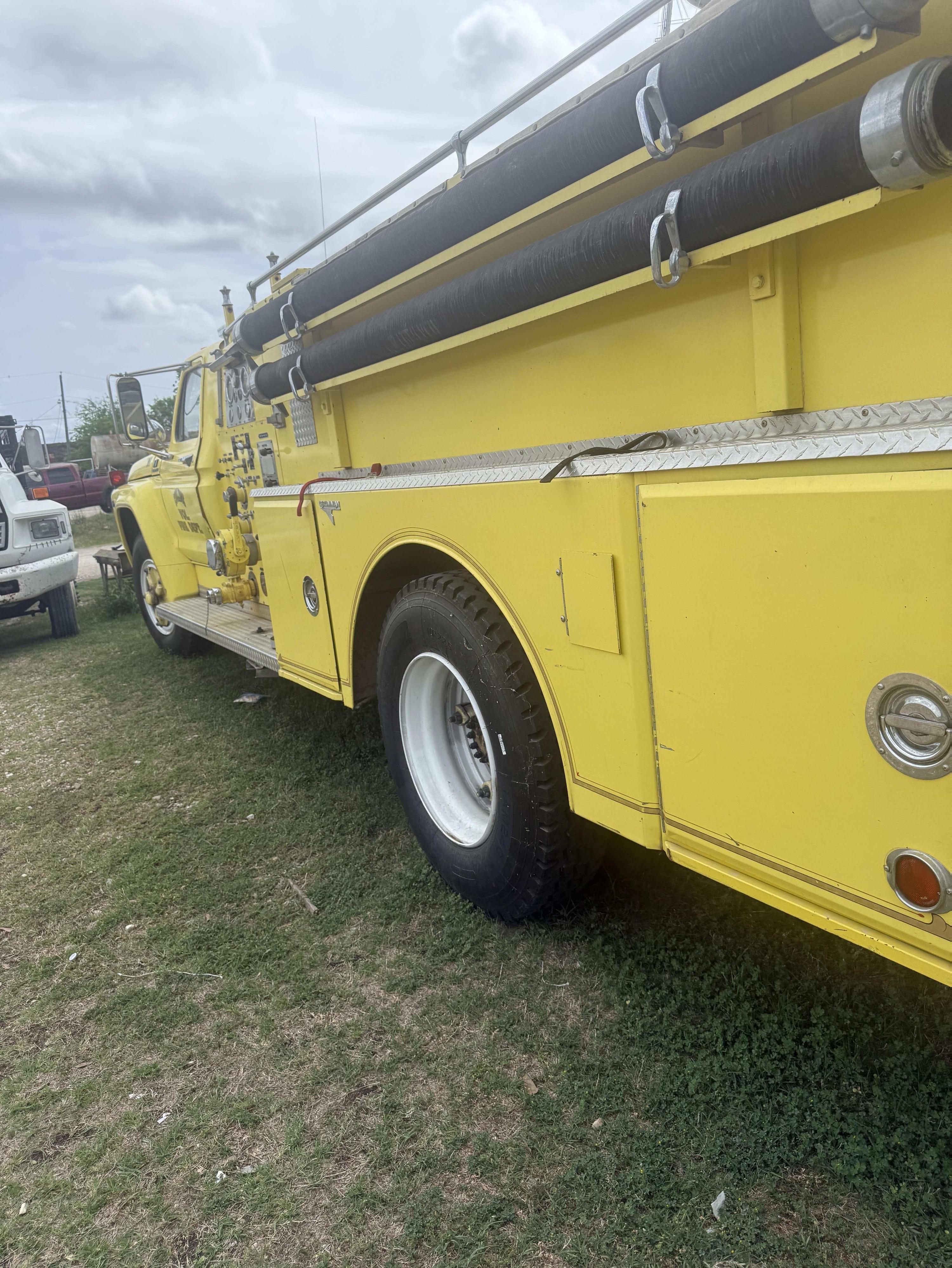 1978 Ford F700 Tanker - image 4