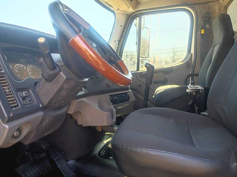 2013 Freightliner M2 — photo 6
