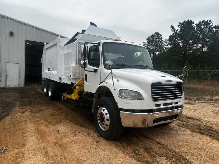 2018 Freightliner Heil Side Loader