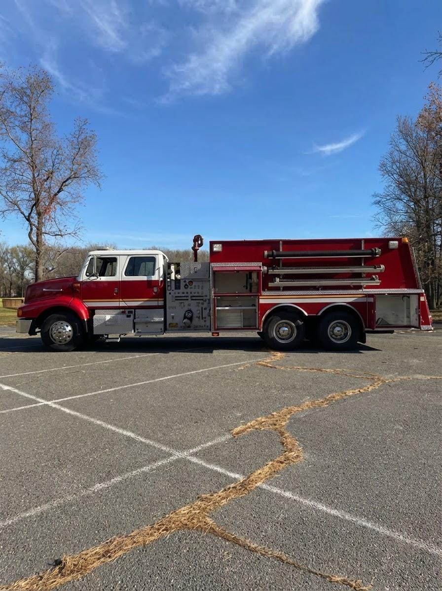 2001 International KME Tanker - image 8