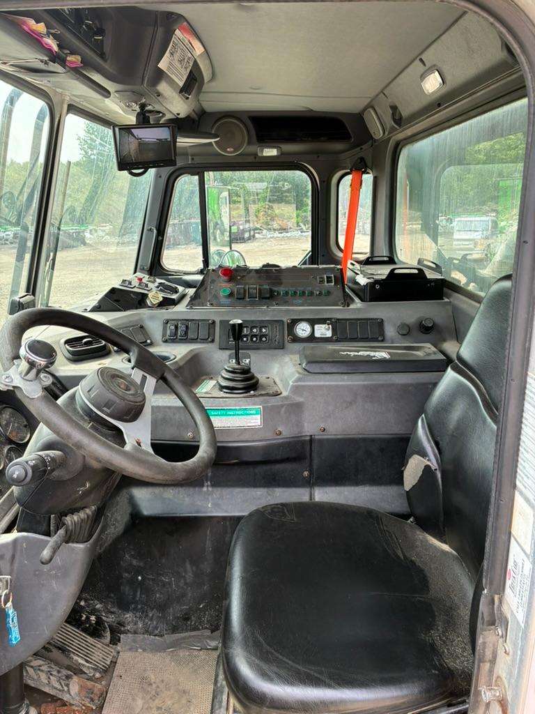 2020 Peterbilt E-Z Pack Front Loader - image 15