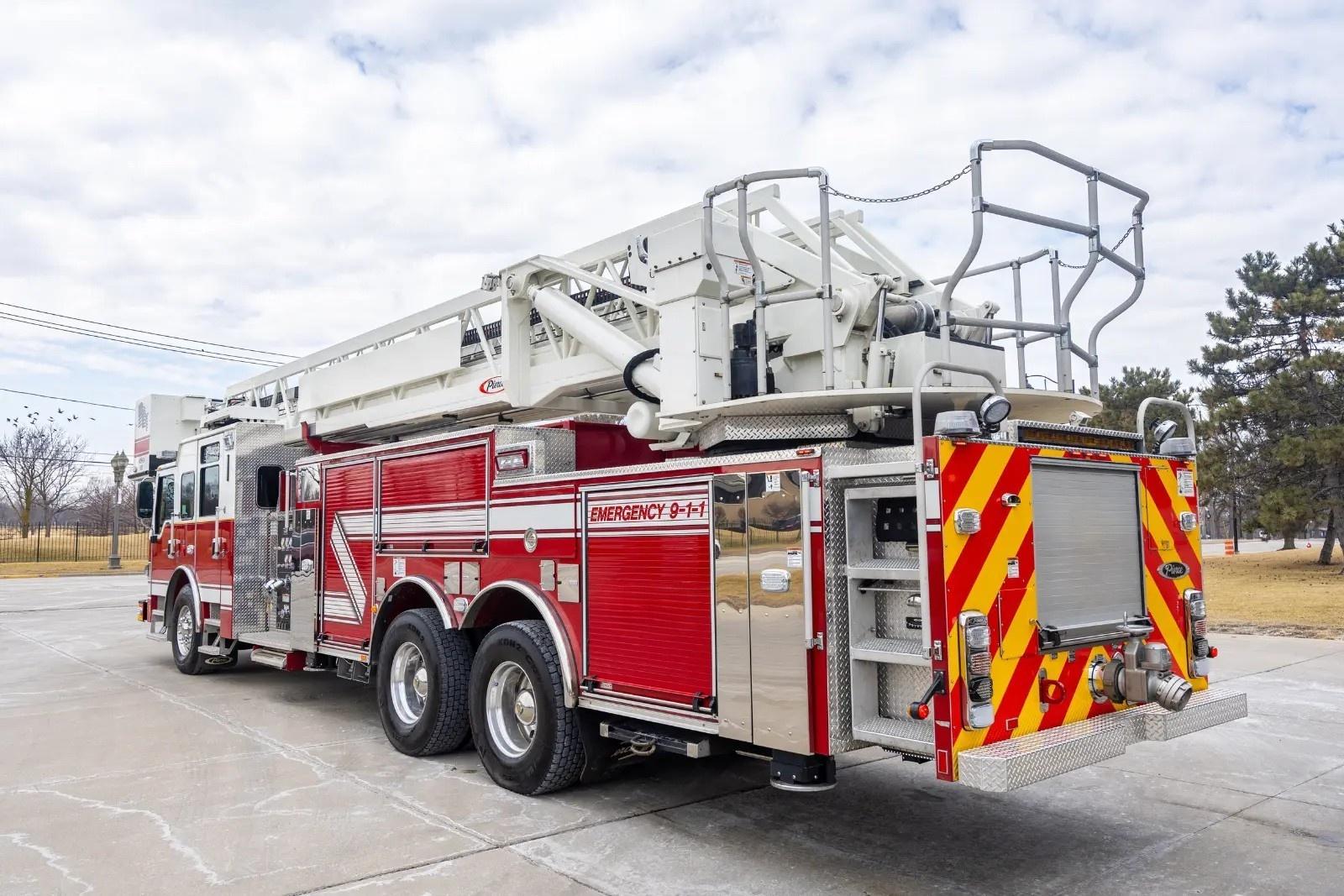 2016 Pierce Velocity 100' Quint - image 15