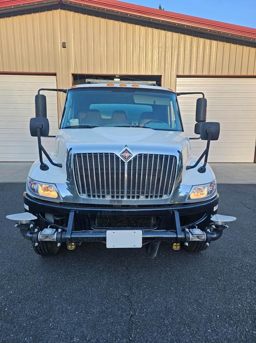 2015 International 4300 Tanker - image 3