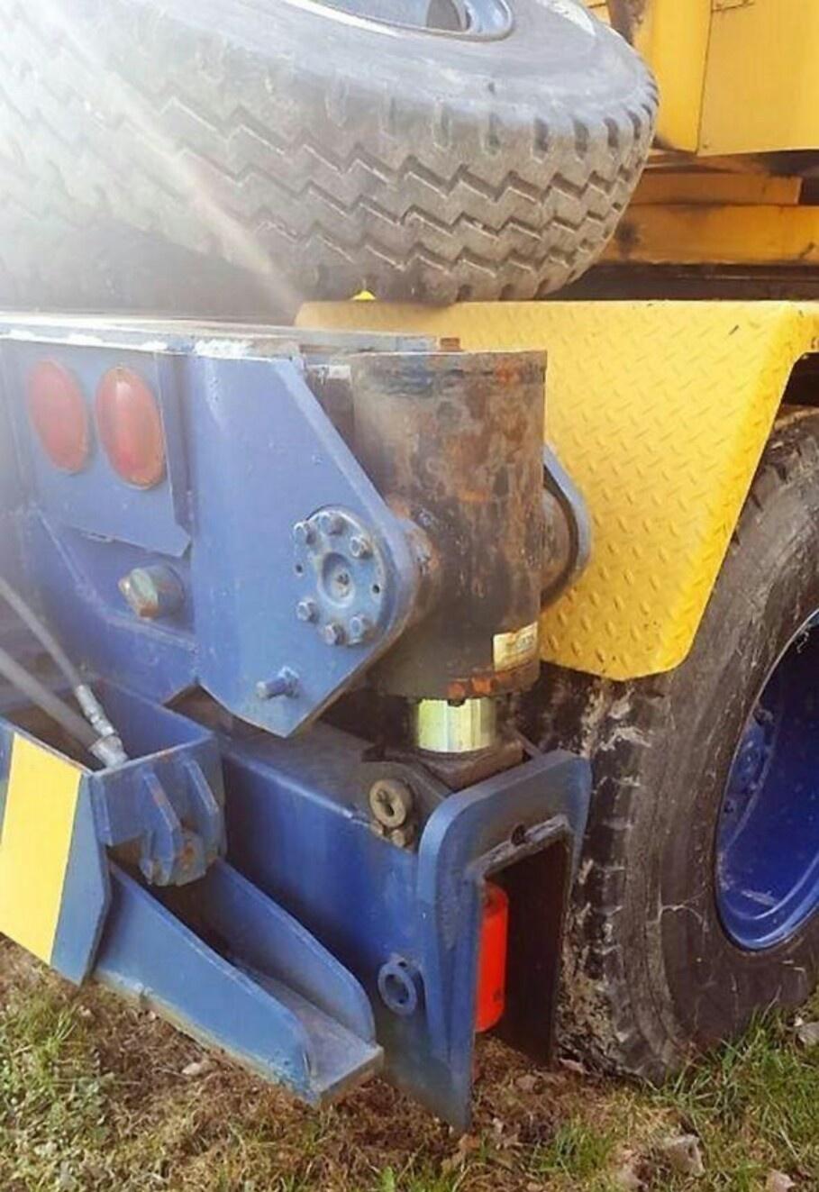 1979 p&h on road crane.    100' of boom - image 15