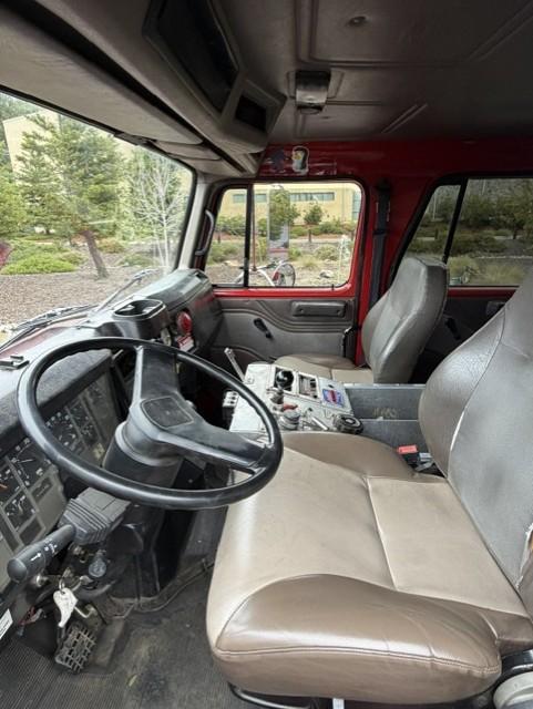 2001 International 4800 4x4 Pumper - image 4