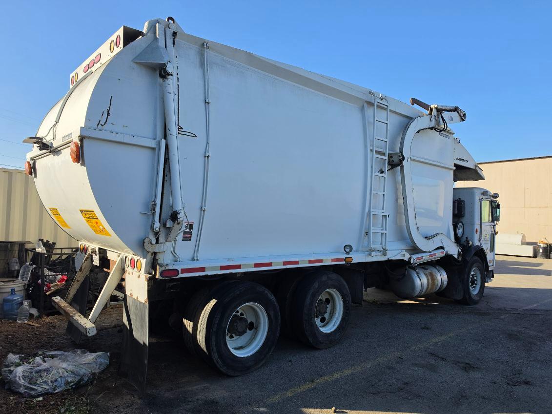 2009 Peterbilt New Way Front Loader - image 4