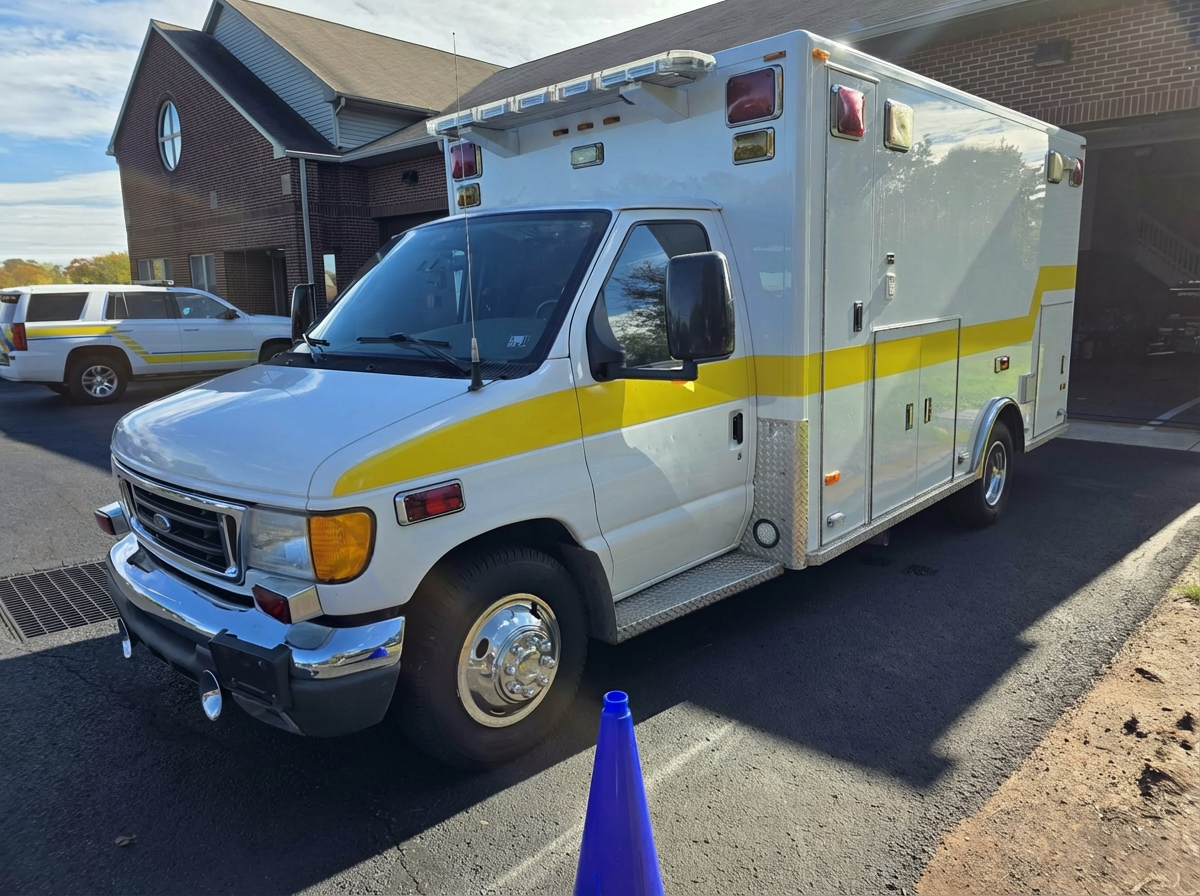 2004 PL-Custom Ford Type III Ambulance - image 1