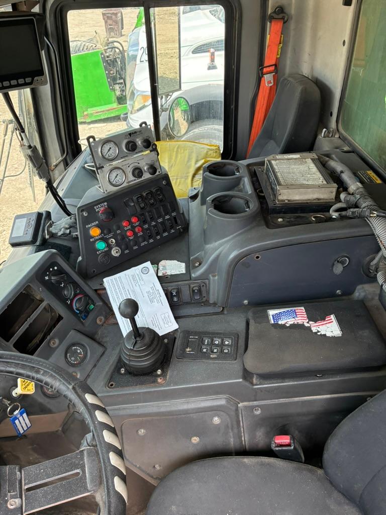 2016 Mack Heil Front Loader - image 15