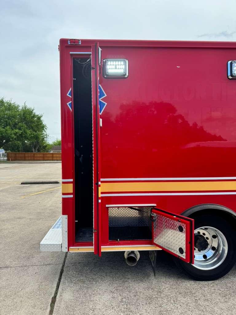 2014 REV Ford 4x4 Type I Ambulance - image 24