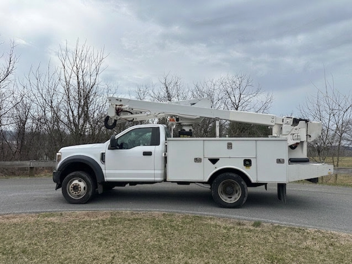2019 Ford F550 4x4 Bucket Truck w/ Altec AT40G Boom (45 ft) - image 8