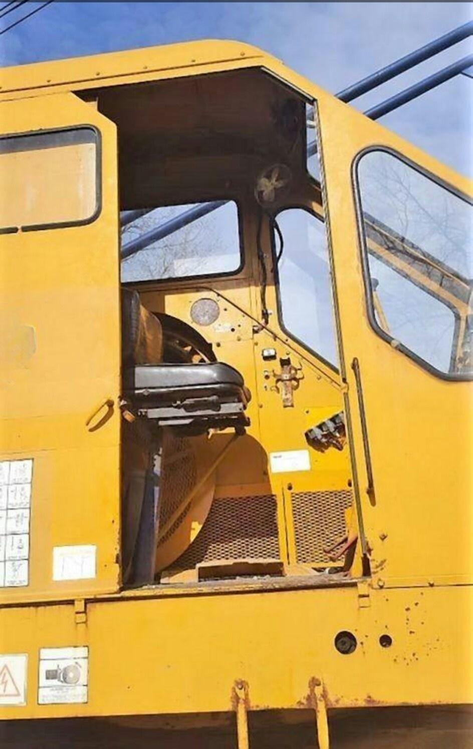 1979 p&h on road crane.    100' of boom - image 14